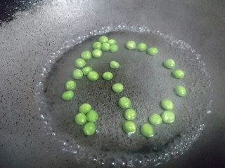 8、虾仁跑蛋,将豌豆煮至变色粉软备用