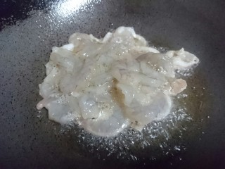10、虾仁跑蛋,倒入腌制好的虾仁