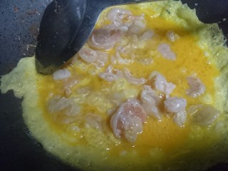 11、虾仁跑蛋,虾仁颜色半透明后倒入打好的蛋液