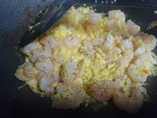 12、虾仁跑蛋,蛋液凝固变色后即可关火，并海盐，黑胡椒调味