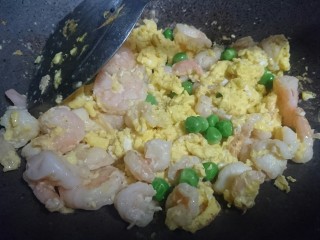 13、虾仁跑蛋,利用锅中的余温虾仁会熟的更透，加入之前煮好的豌豆