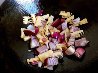 6、蚝油双椒牛肉贝壳面＋#面条变身计划#,下洋葱翻炒片刻。炒出香味。