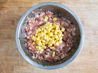 5、玫瑰花蒸饺,加入过水焯熟的甜玉米粒。