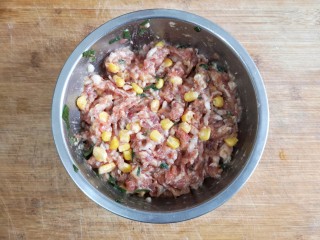 6、玫瑰花蒸饺,继续顺着原来的方向搅拌均匀。