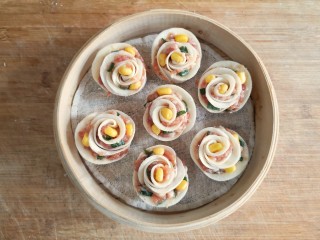 12、玫瑰花蒸饺,卷好的玫瑰花上锅隔水蒸,上汽后蒸15分钟就好。