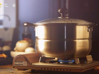2、教你如何才能做出----平滑如镜的蛋羹,先将蒸锅放到火上烧开备用~