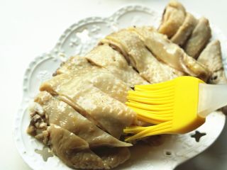 10、葱油白斩鸡,剁好的鸡块表面刷上葱油。