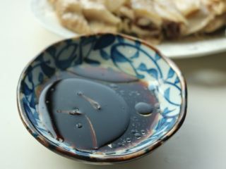 11、葱油白斩鸡,生抽加鸡汤再加一些葱油，搅匀后就成为料汁。