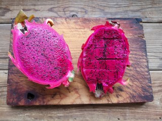 2、火龙果椰蓉奶冻,火龙果洗净对半切开，取其中一半切小块。