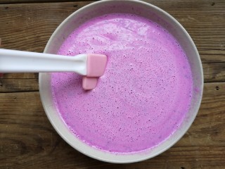 6、火龙果椰蓉奶冻,用硅胶刀搅拌均匀至无颗粒状。