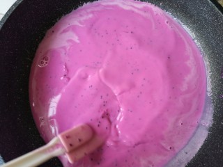 8、火龙果椰蓉奶冻,开小火加热，并不断用硅胶刀搅拌。