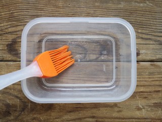 11、火龙果椰蓉奶冻,保鲜盒中刷一层薄油。