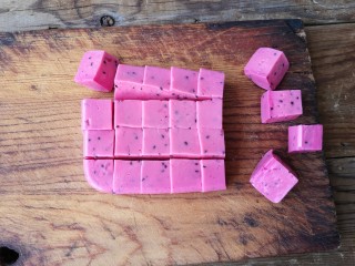 13、火龙果椰蓉奶冻,取出倒扣在板上，切成大小合适的小方块。