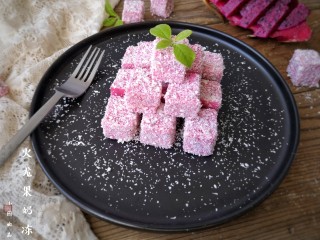 16、火龙果椰蓉奶冻,加小叶子装饰。