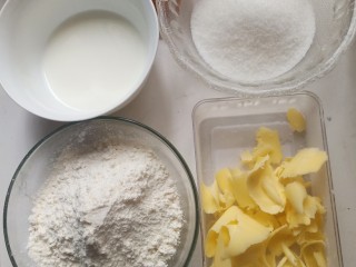 1、网红便当盒子蛋糕,做蛋糕的材料都提前准备好。黄油刮薄片或者切小块方便融化