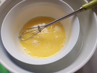 3、网红便当盒子蛋糕,用蛋抽搅匀备用