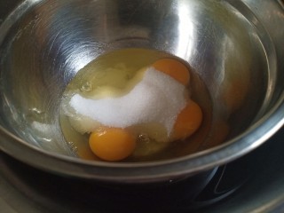 4、网红便当盒子蛋糕,三个全蛋加细砂糖,坐在热水盆中,用蛋抽搅匀