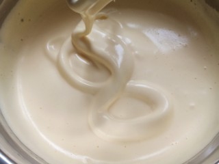 6、网红便当盒子蛋糕,换成电动打蛋器,中速或者低速打发,大概8-10分钟左右,打到有点阻力,液体变浓,画8字不易消失就打好了。