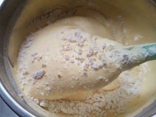 7、网红便当盒子蛋糕,低筋面粉分2次筛入盆中,用刮刀翻拌。动作要轻和快,直到没有粉状即可,不要过度翻拌。