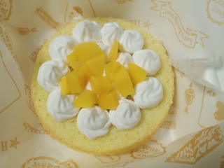 11、网红便当盒子蛋糕,淡奶油加糖打发到八分左右,随便找一个裱花嘴,可以用圆形的,比较简单。把蛋糕切成2-3片。我切的2片