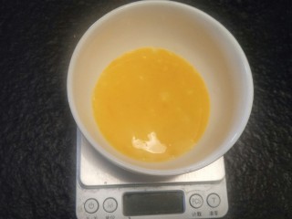 1、超软豆沙面包圈—家庭手作小点心,称出鸡蛋液15克。