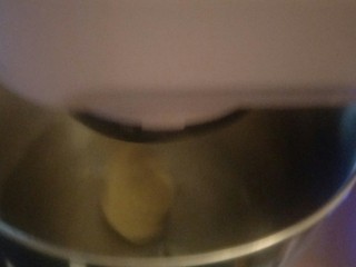 6、超软豆沙面包圈—家庭手作小点心,开一挡搅成团。其实这个面粉量少用手揉，完全可以。