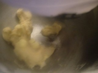 9、超软豆沙面包圈—家庭手作小点心,继续揉。