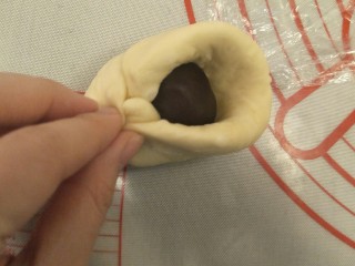 18、超软豆沙面包圈—家庭手作小点心,捏捏捏像包包子一样，只要包进去就可以了，很好包的。