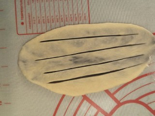 21、超软豆沙面包圈—家庭手作小点心,划四刀要划到底哟头和尾巴不要切断。