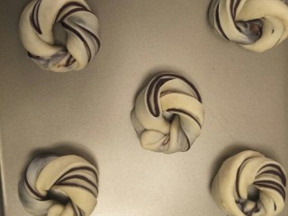 24、超软豆沙面包圈—家庭手作小点心,整形完成啦！是不是还蛮好看呢？