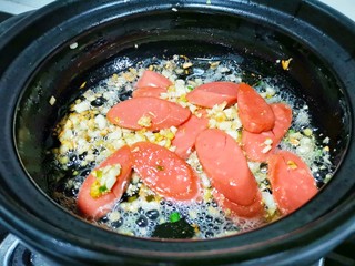 4、好吃到飞起的砂锅土豆粉,加火腿煎熟捞出。