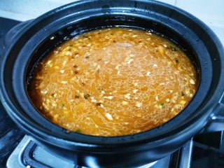 7、好吃到飞起的砂锅土豆粉,加一大碗水煮开。