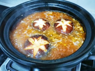 8、好吃到飞起的砂锅土豆粉,放不耐熟的香菇。