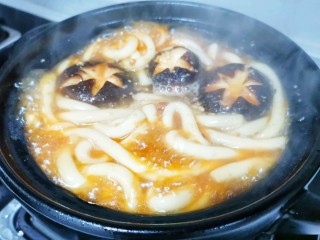 9、好吃到飞起的砂锅土豆粉,煮开后加土豆粉煮至浮起。