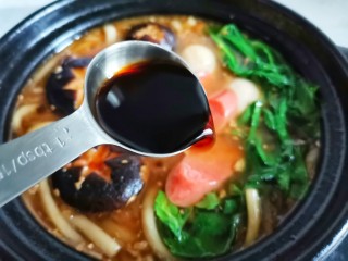 11、好吃到飞起的砂锅土豆粉,加两勺生抽。