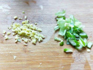 4、椒盐基围虾,葱姜蒜去皮切碎。