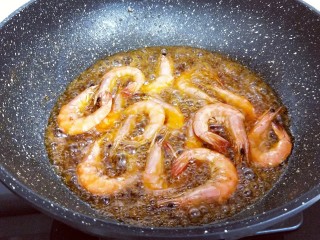 11、椒盐基围虾,中小火炸至变色后捞出，待油温再次升高时，将虾倒入锅中复杂，捞出淋油备用。