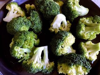 1、西兰花紫菜饭团,西兰花洗净控水