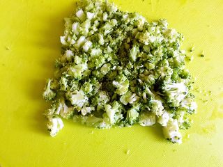 2、西兰花紫菜饭团,全部切碎