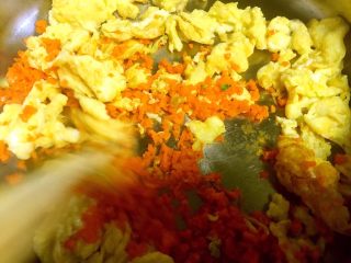 9、西兰花紫菜饭团,放入胡萝卜碎炒熟