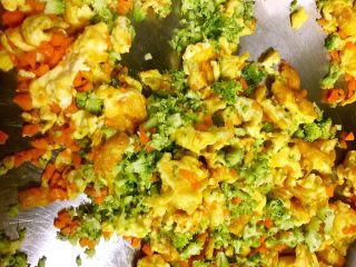 10、西兰花紫菜饭团,放入另一半西兰花