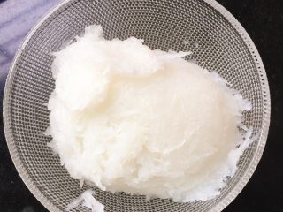 4、萝卜丝煎饼,同时烧水把萝卜丝在滚水里焯一下（因为萝卜刮丝后很多水分）备用