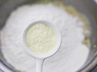 5、超可爱的笑脸土豆饼,加入两勺澳优能立多G4奶粉。