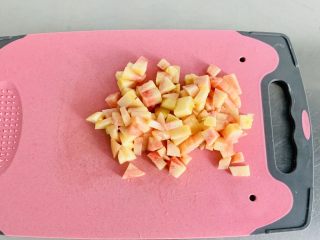 4、桃子????果冻,桃肉切丁备用。