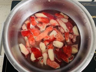 5、桃子????果冻,桃皮中加入500克的水、3朵玫瑰茄花