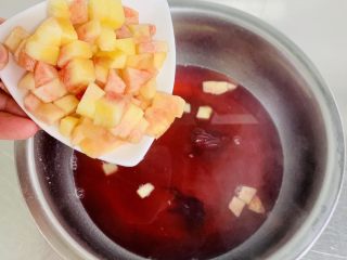 9、桃子????果冻,加入桃肉粒在开锅20秒即可离火????