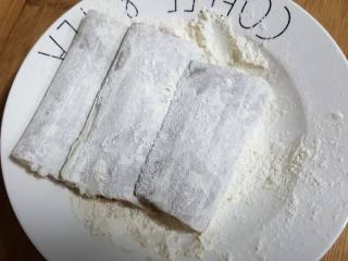 3、红烧带鱼,3.带鱼两面蘸面粉。