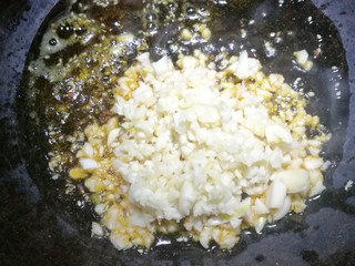 4、超级爽口的凉拌腐竹,另起锅倒入食用油，油温六成热时，放入大蒜爆香。