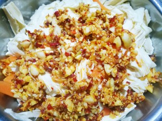 6、超级爽口的凉拌腐竹,将热油淋在腐竹上。