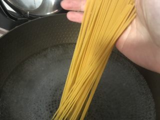 2、黑椒牛柳炒意大利面,锅内煮开水,放入意大利面